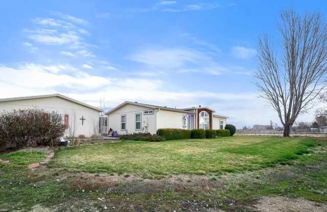 Country living, close to town!!!