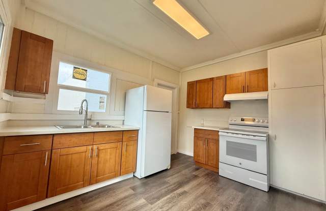 Newly Upgraded 2 Bedroom / 1 Bathroom House in Wailuku! Pet friendly!