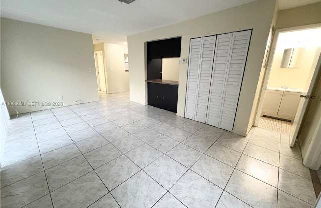 813 SW 10th St