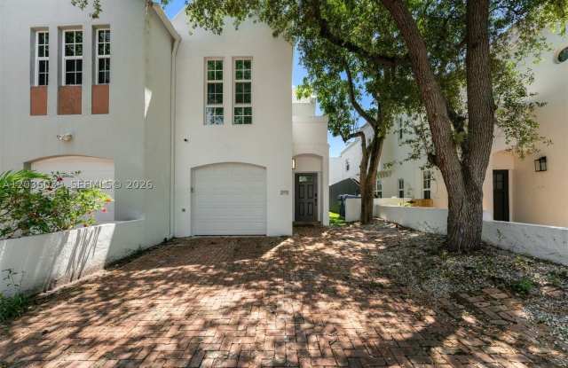 3125 Paola Dr