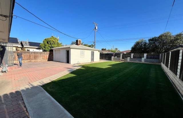 3 Bd/ 2 Ba home including Solar