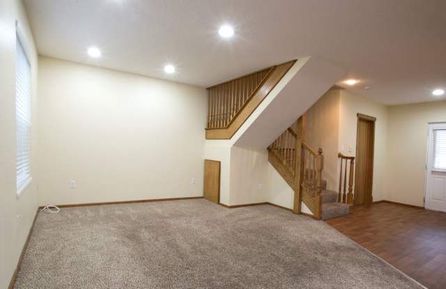 8317 SW Durham Road ~ Excellent Quail Park Townhome