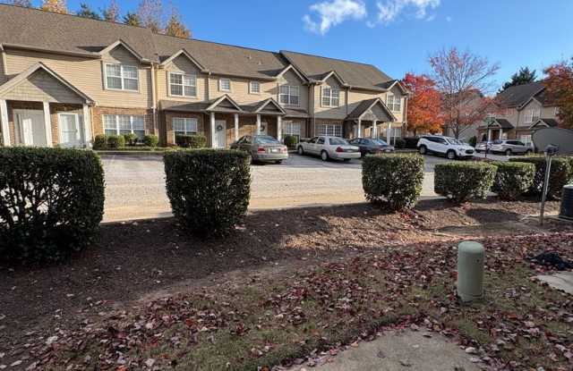 Cute 2 Bedroom Townhouse Near Furman and Cherrydale!! Ready for Immediate Move In!!!!