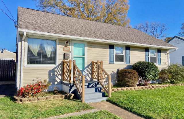 3BD/ 1BA Adorable Home w/ Huge Garage and Private Back Yard! - 3520 Thurston Street, Norfolk, VA 23513