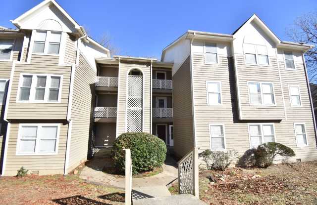 2 Bedroom 2 Bathroom Condo: Small Dogs Okay