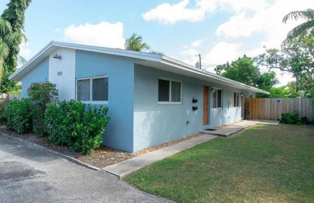 808 NE 17th Ct