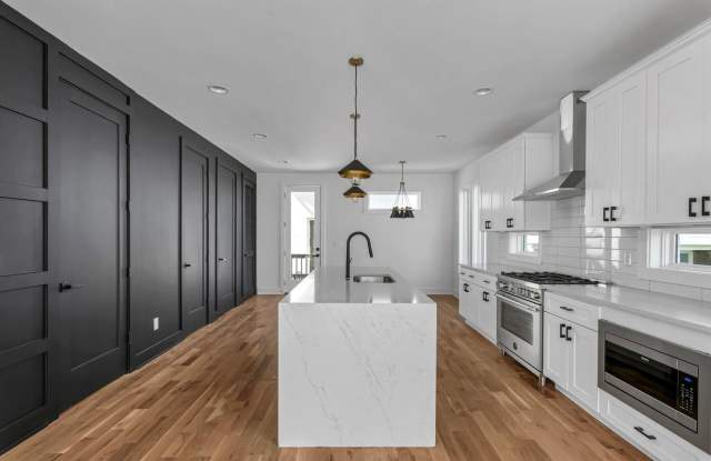 Stunning 4 Bedroom Home w/ Rooftop Deck Close to Downtown Nashville