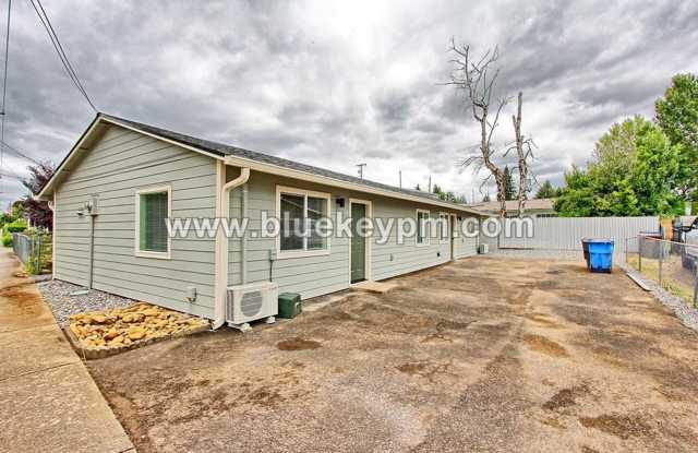 2 Bed, 1 Bath Duplex Unit on Main Street in Washougal