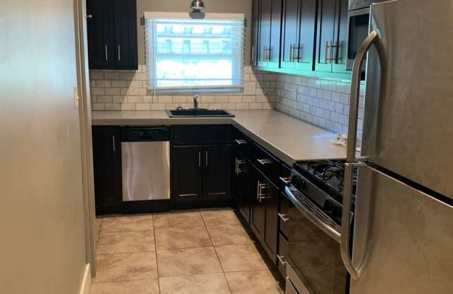 WALK TO CAMPUS 4BR/2BA HOUSE - AVAILABLE AUGUST