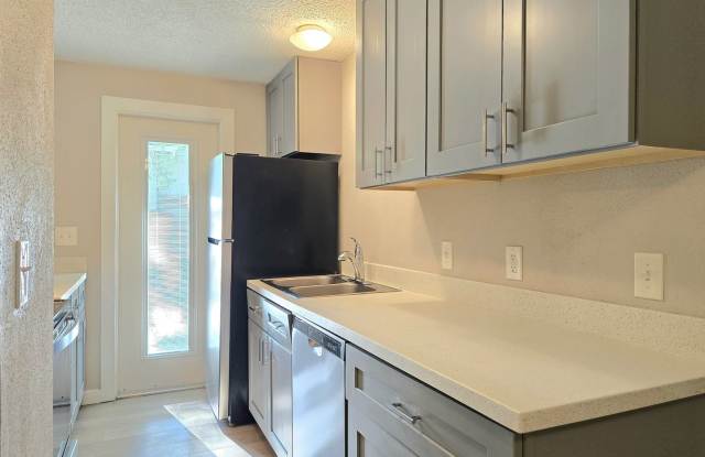 2 Bedroom Unit in Gold Bar - Pet Friendly - $500 Signing Bonus!!