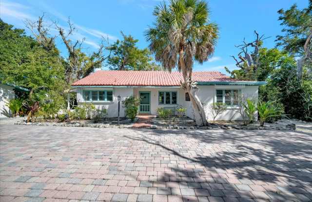 ALL THE CHARM! - Siesta Key 1+ acre on the Bay - 3 bed/ 2 bath pool home