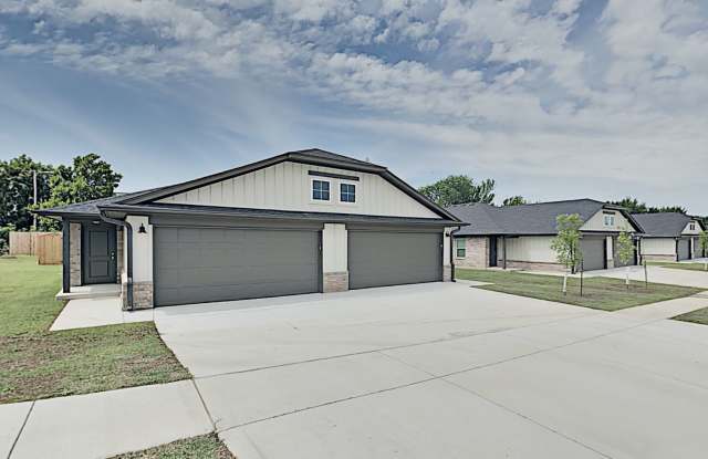 2 Bedrooms 2 Bathroom with a 2 car garage Duplex with upgrades close to Broadway Extension, a short distance from Edmond and easy access to downtown OKC