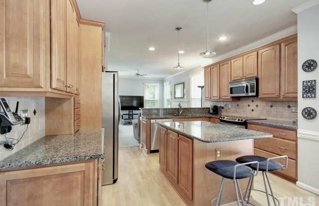 Room in 4 Bedroom Home at Daingerfield Dr