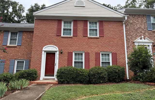 Spacious 3 Bedroom 2.5 Bath Townhome with Community Pool!!