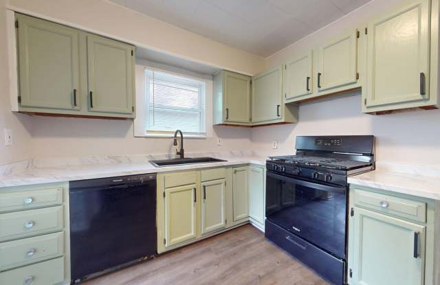 113 Osceola Dr - Welcome Home to this Stately 4Bed/1.5Bath Pontiac Tudor