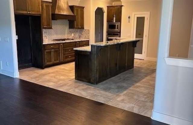 2202  NE Steinbeck  DR