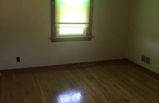 Spacious 2 bed 1 bath just north of Holly Hills and Carondelet Park, carport and large side yard