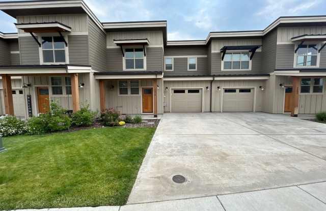 2 Primary Bedroom Suites / 2.5 Bathroom Townhouse in Redmond OR - PENDING APPLICATION