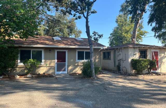 Great 1 bedroom 1 bathroom cottage on wooded lot in Citrus Heights