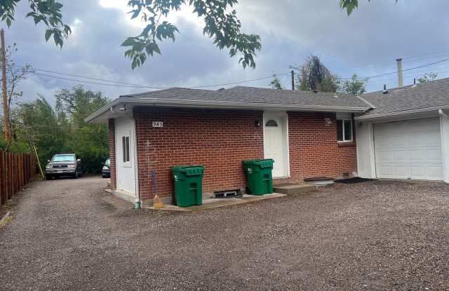 3 bedroom in Golden with Garage!!!