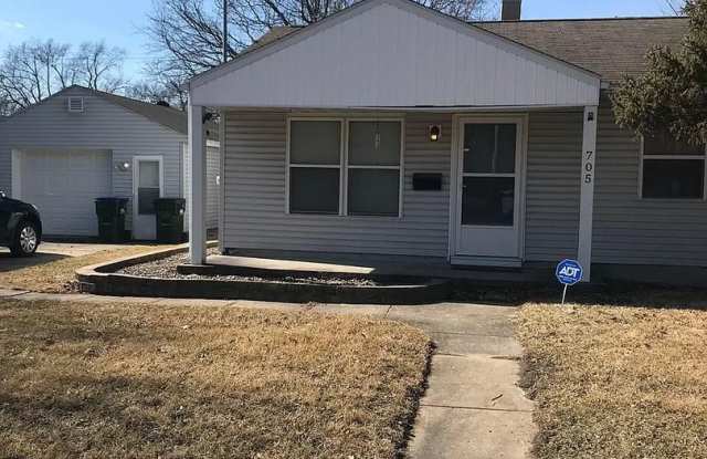 Adorable 2 Bed, 1 Bath home on big lot in Iowa City