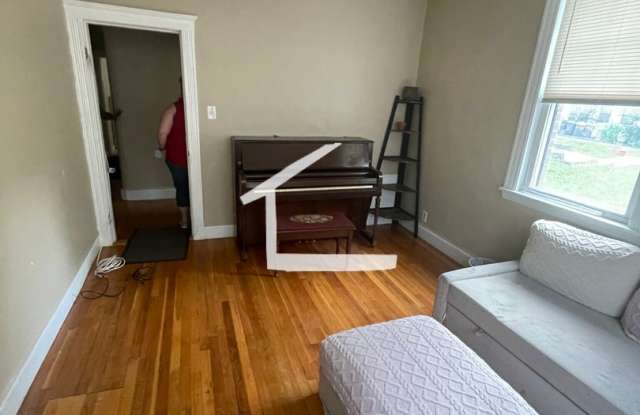 Brighton 2 Bedroom | Hardwood Floors | Laundry on site | Near Boston College & Whole Foods