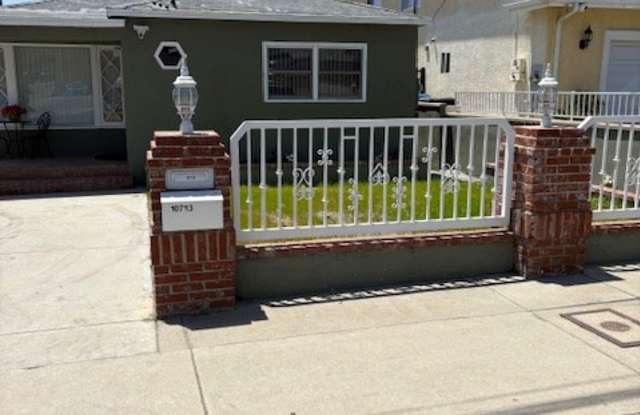 Photo of 10715 Helendale Ave