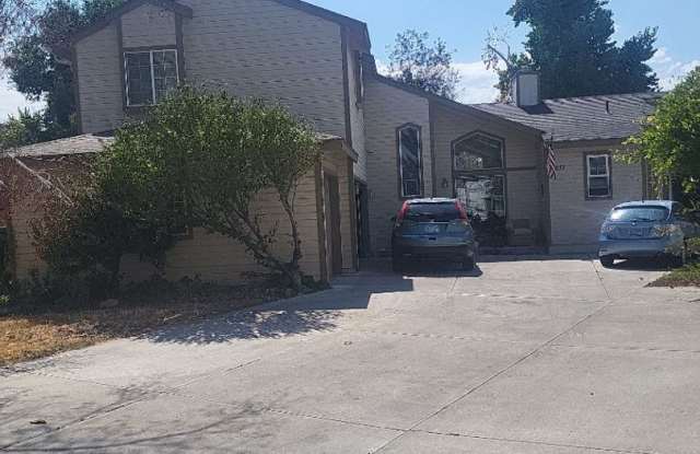 1233 Ian Court - 4 Bedroom 3.5 bath house in Sparks with attached in-law quarters. Hidden Gem!