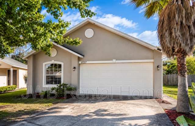 8227 Oak Crossing Dr W