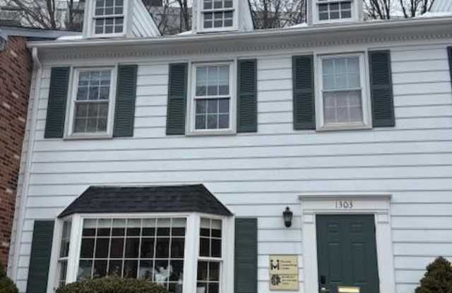 1303 VINCENT Place unit: 15