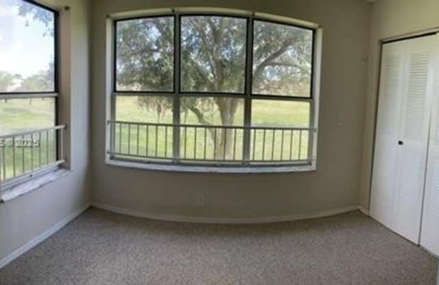 3430 N Pinewalk Dr N