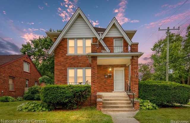 295 EASTLAWN Street