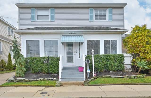 218 N Douglas Ave