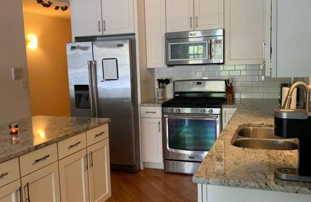 Very Spacious 5 BR/3 BA Duplex in Lincoln Park!