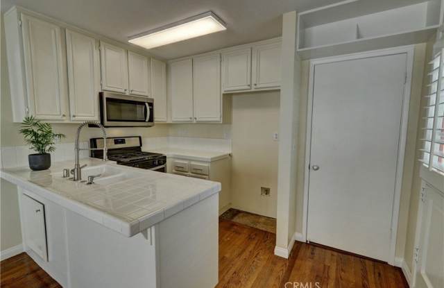 Photo of 425 Dahlia Avenue 1/2