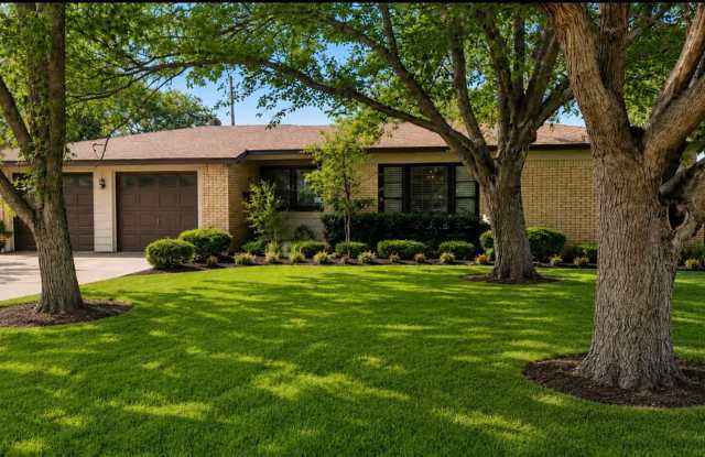 Charming 3 Bedroom, 2 Bathroom Home in Central Lubbock