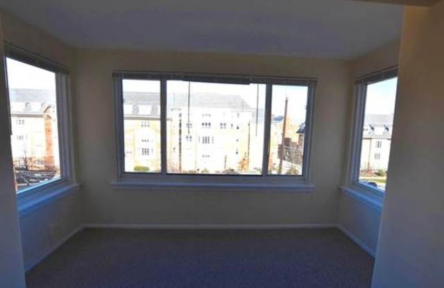 SUNNY & SPACIOUS 2 BR CONDO IS AVAILABLE IN COLLEGE PARK WALKING DISTANCE TO UMD