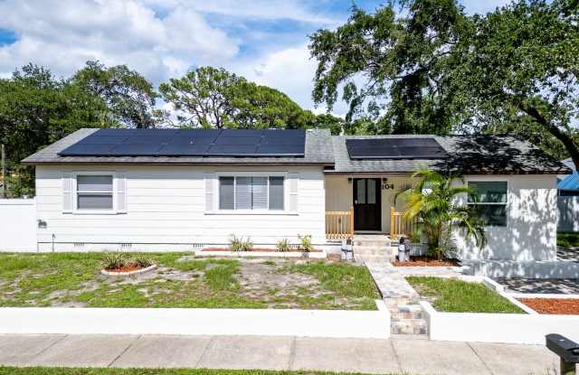 Charming 3BD/2BTH Home with Private Backyard in the Heart of Safety Harbor