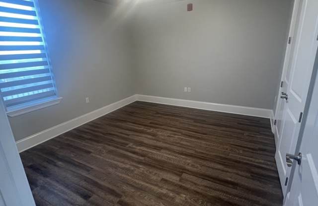 Photo of 3900 Lakeshore Boulevard East