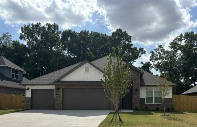 3806  SW Pinecrest  DR
