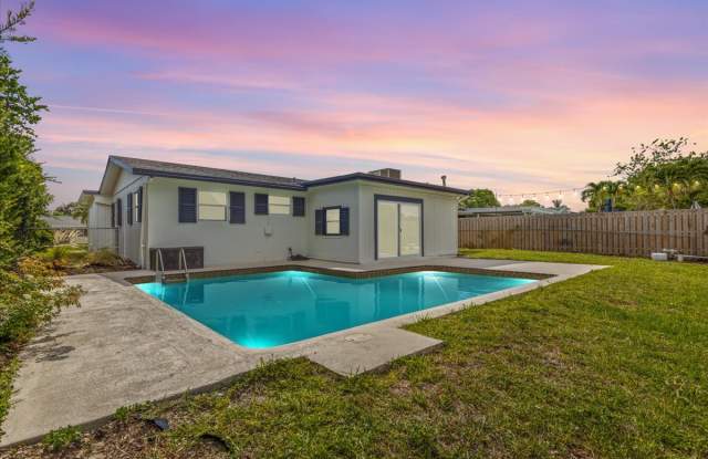 533 Riverside Dr
