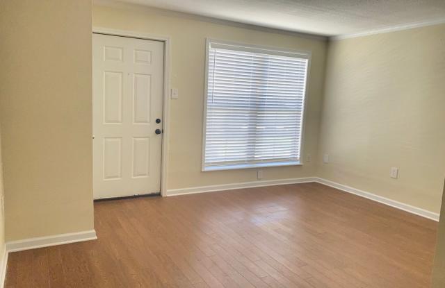 Beautiful Lake Plaza 1 Bedroom / 1 Bath Condo - Awesome Location