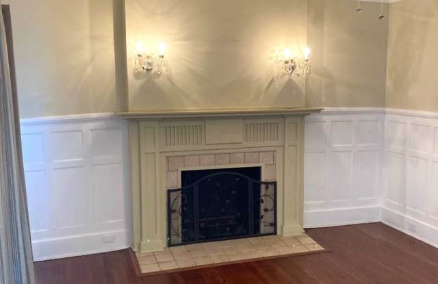 ZERO APPLICATION FEE FOR THIS ALTA VISTA BUNGALOW!