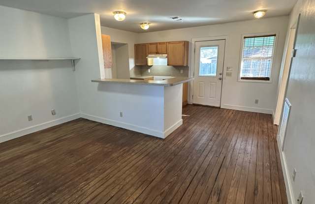 1206 East Alamo Street