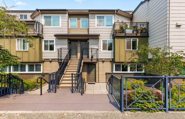 Bright & Updated 2BR Townhome in the Heart of Redmond – Near Light Rail & Marymoor Park