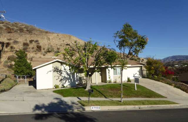Single Story 3-Bedroom Home for Rent in Canyon Country!