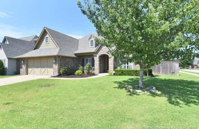 Room for the whole family in this 5 bedroom, 3-1/2 bath Executive Rental on corner lot in Millicent Pond