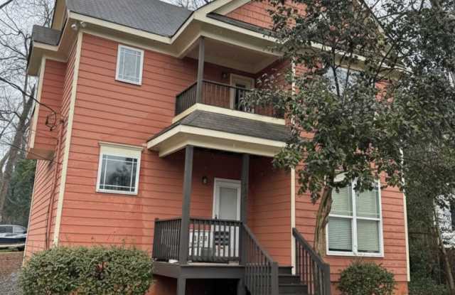 4 Bedroom Downtown Beauty!