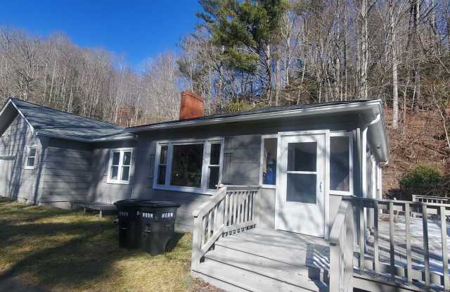 Photo of Large 4 Bedroom House On Hwy 105