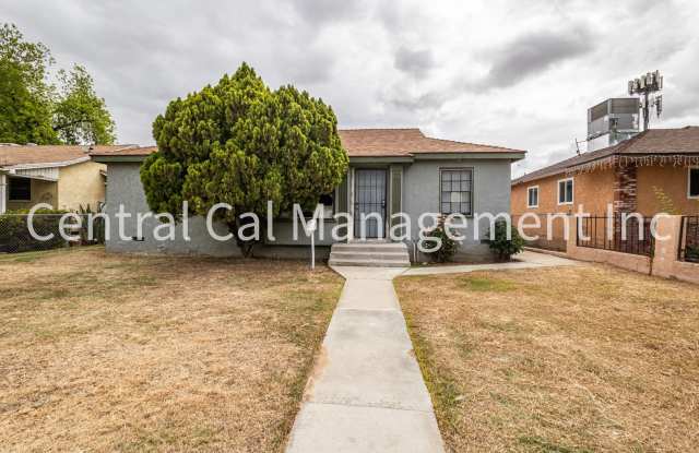 4 Bedroom/2 Bath Home in Central Bakersfield - $1995 Per Month!